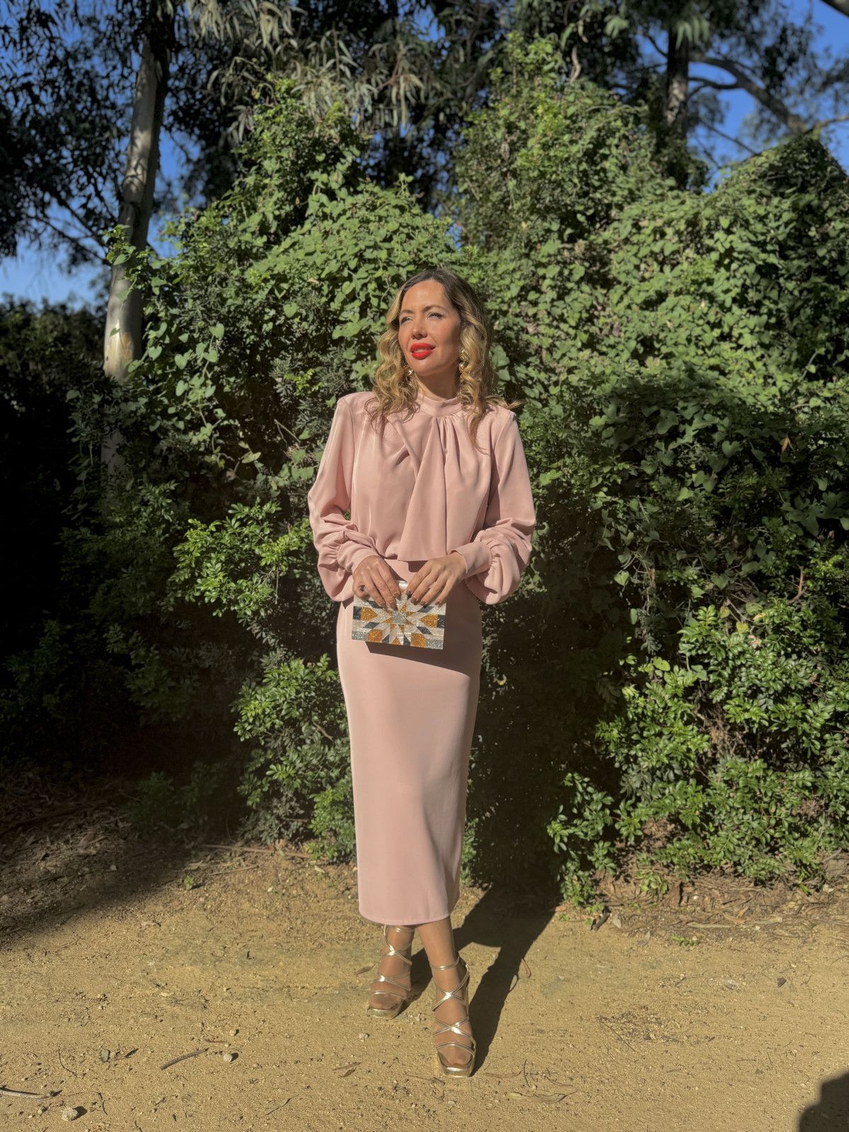 Vestido de fiesta midi con lazada al cuello y mangas abullonadas.