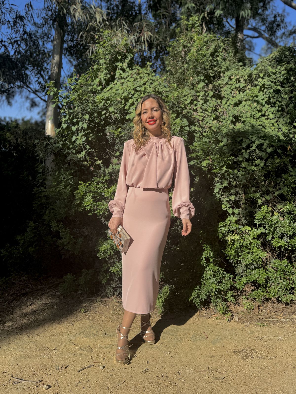 Vestido de fiesta midi con lazada al cuello y mangas abullonadas.