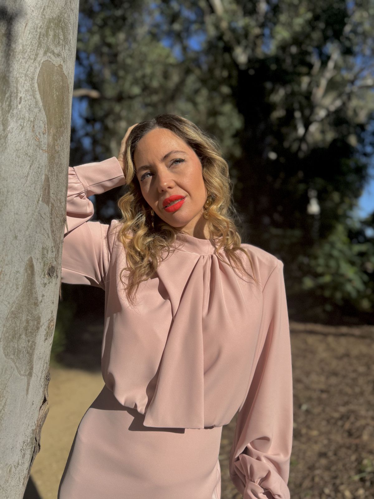 Vestido de fiesta midi con lazada al cuello y mangas abullonadas.