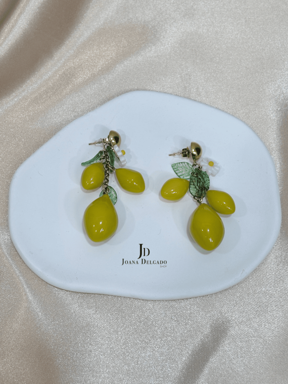 Pendiente de acero inoxidable en forma de limones con hojitas y flor.