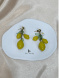 Pendiente de acero inoxidable en forma de limones con hojitas y flor.