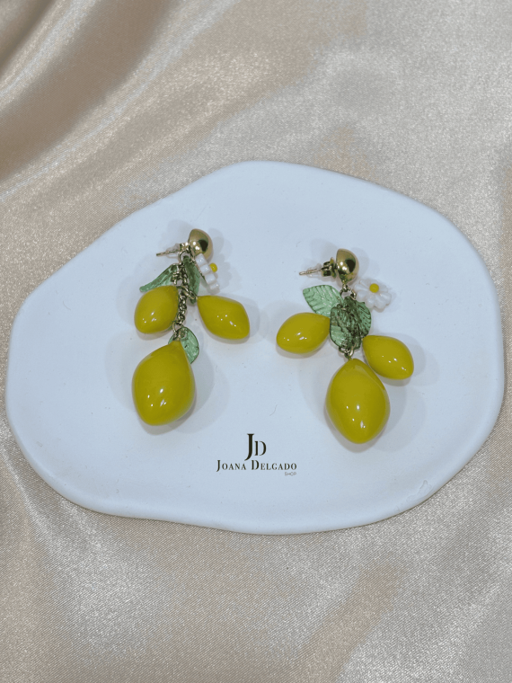 Pendiente de acero inoxidable en forma de limones con hojitas y flor.