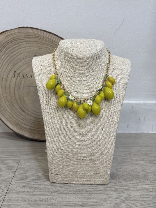 Collar de acero inoxidable con abalorios de limones con hojitas y flor