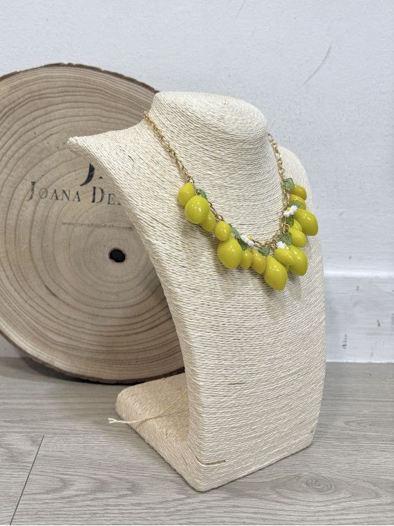 Collar de acero inoxidable con abalorios de limones con hojitas y flor