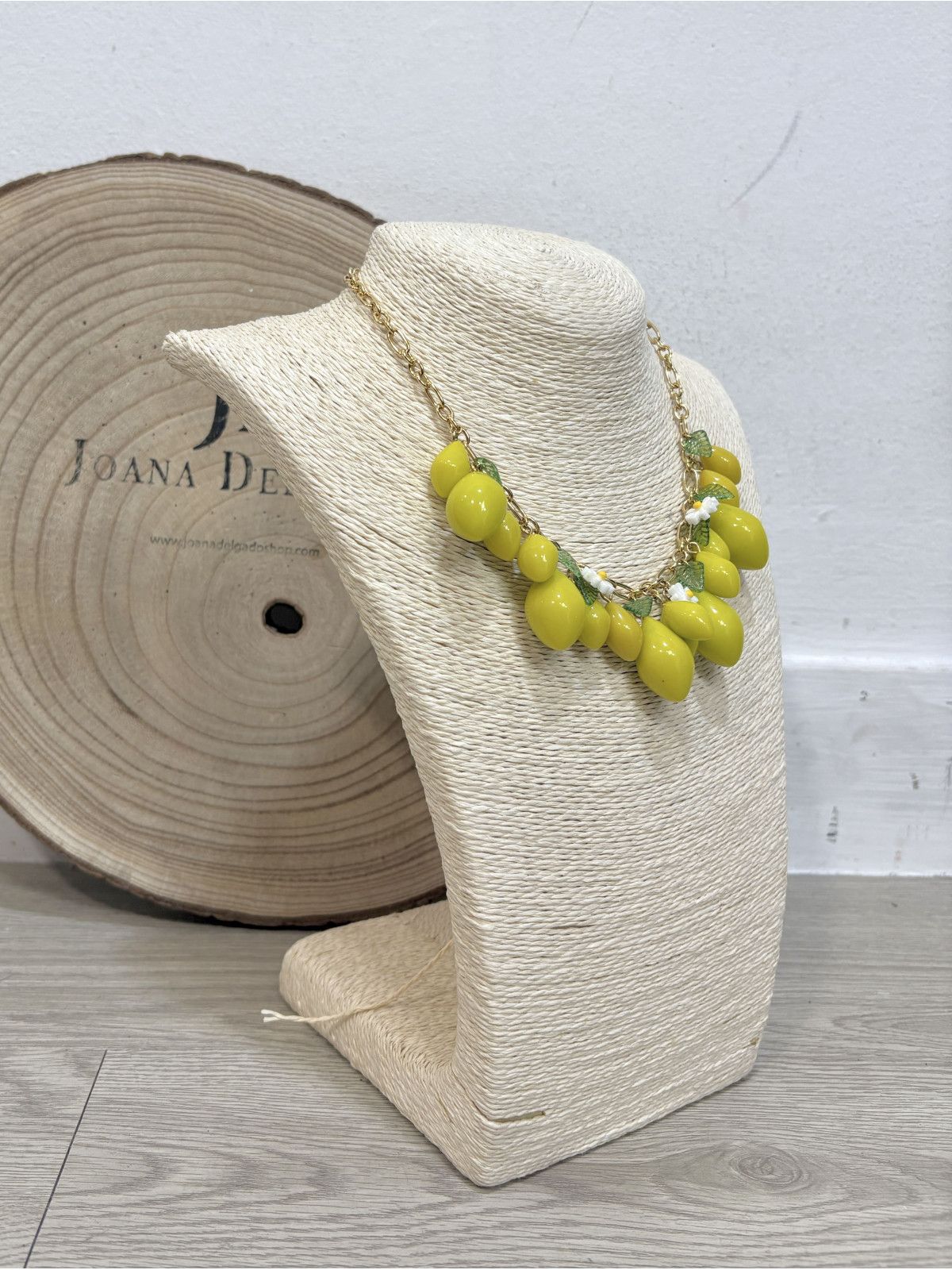 Collar de acero inoxidable con abalorios de limones con hojitas y flor