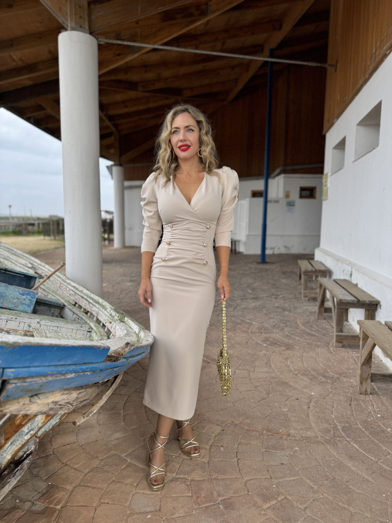 Vestido de fiesta combinando con gasa y flores en relieve.