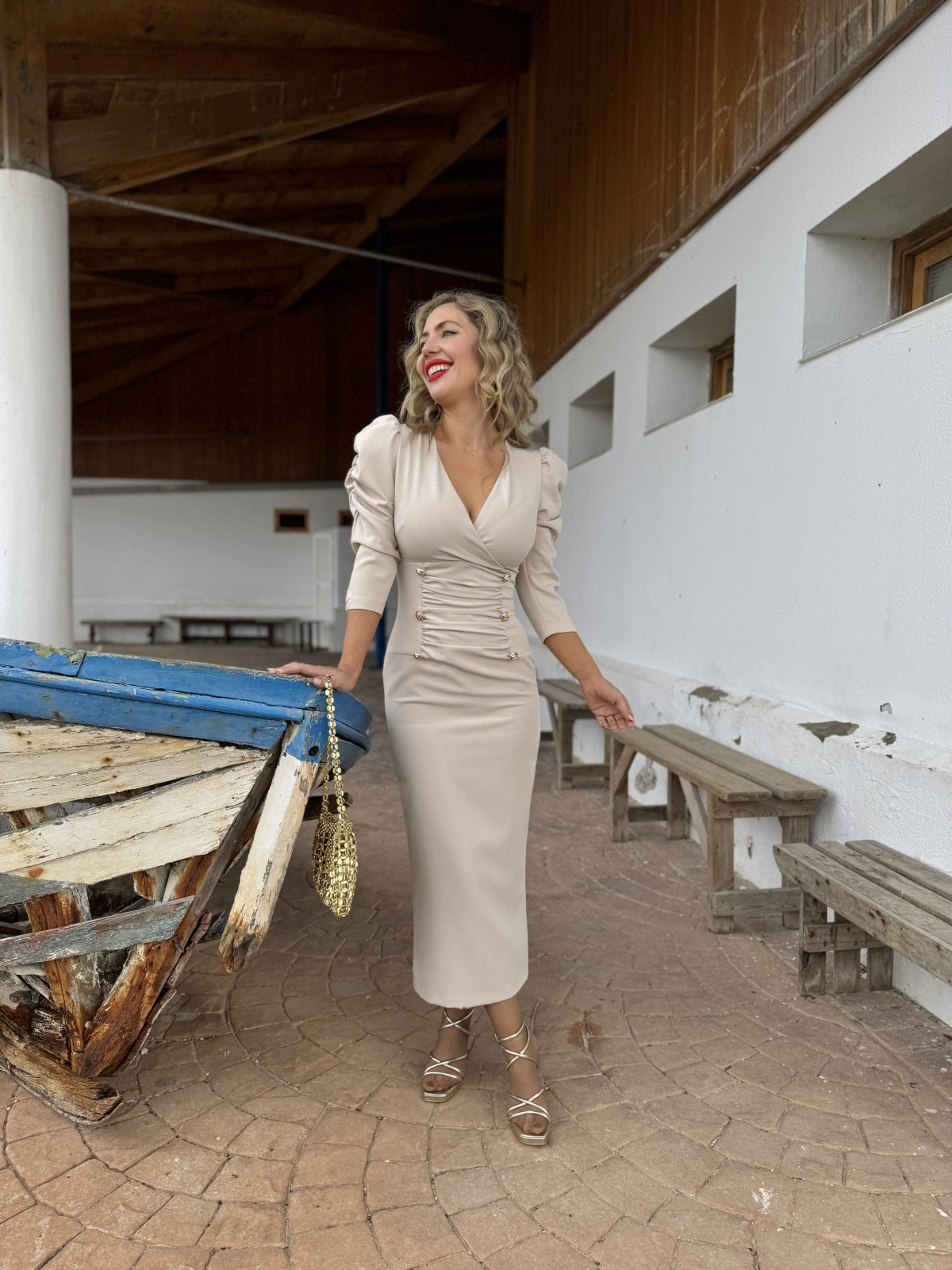 Vestido de fiesta combinando con gasa y flores en relieve.