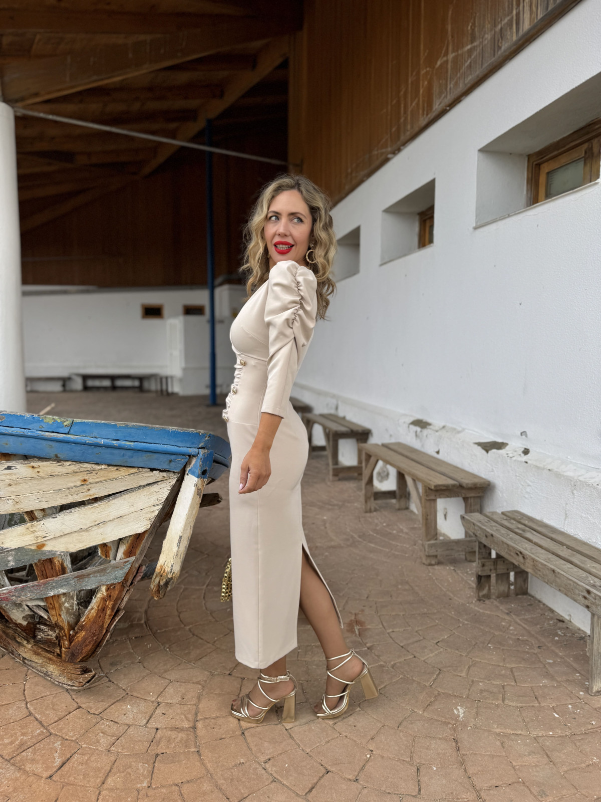 Vestido de fiesta combinando con gasa y flores en relieve.