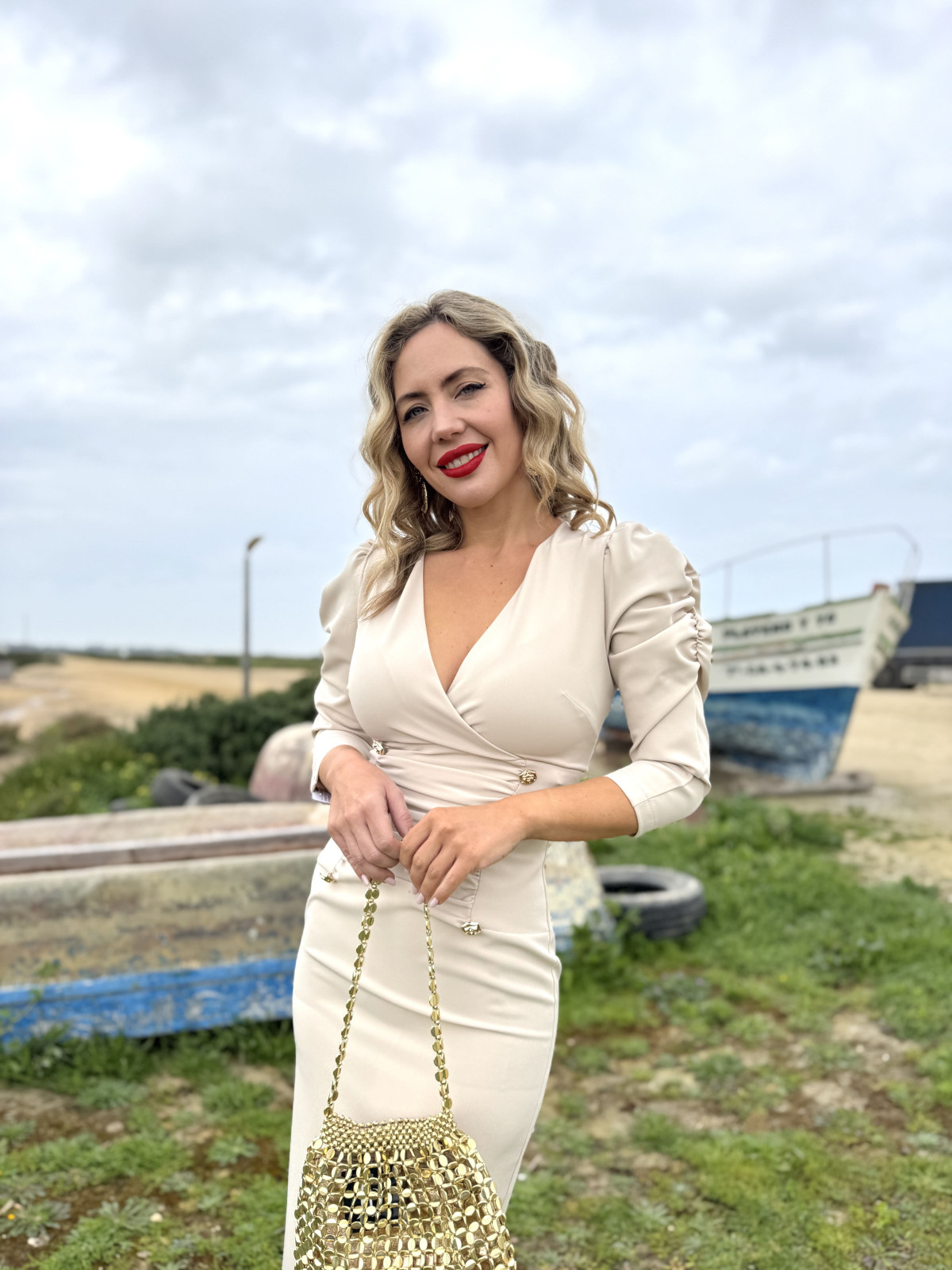 Vestido de fiesta combinando con gasa y flores en relieve.