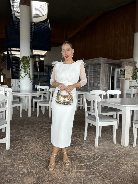 Vestido de fiesta midi con detalle de pluma en los hombros blanco
