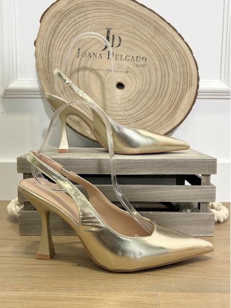 Tacón de fiesta de polipiel en color dorado.