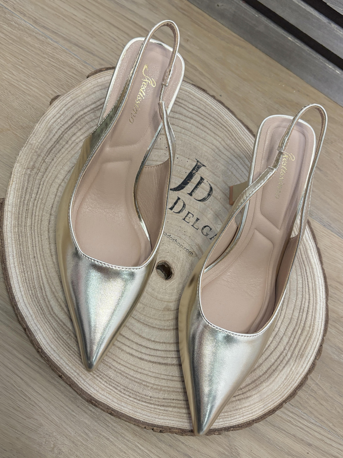 Tacón de fiesta de polipiel en color dorado.