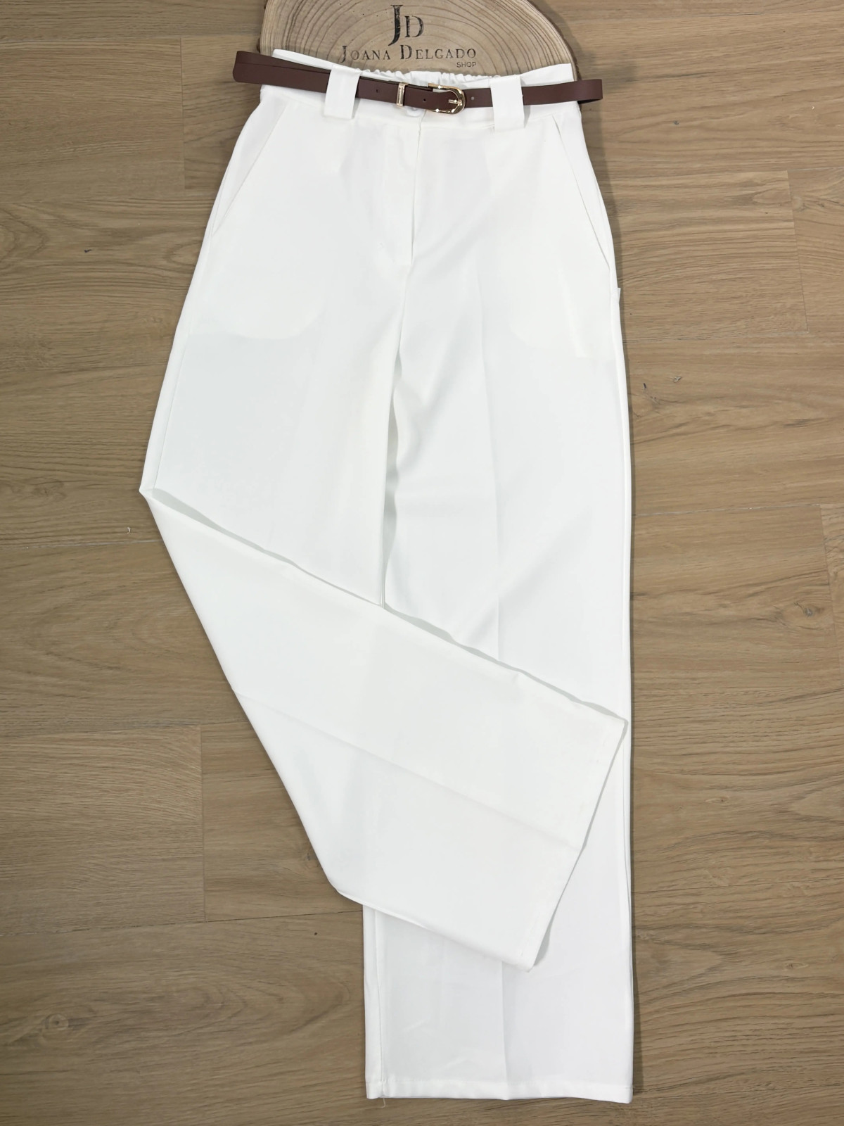 Pantalón de pinza , tipo Palazzo en color blanco ideal para combinar.