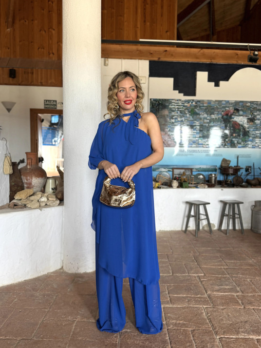 Mono de fiesta con capa de gasa asimétrica en color azul Klein, ideal