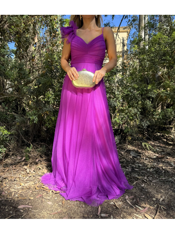 Vestido largo de fiesta en tejido de tul color buganvilla.