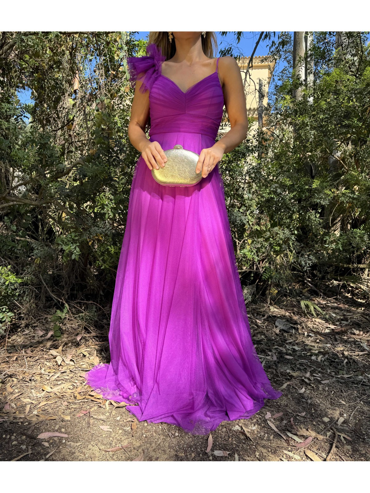 Vestido largo de fiesta en tejido de tul color buganvilla.