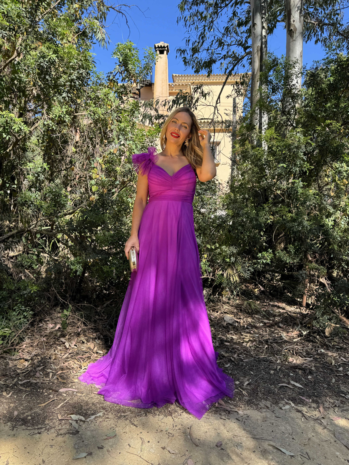 Vestido largo de fiesta en tejido de tul color buganvilla.