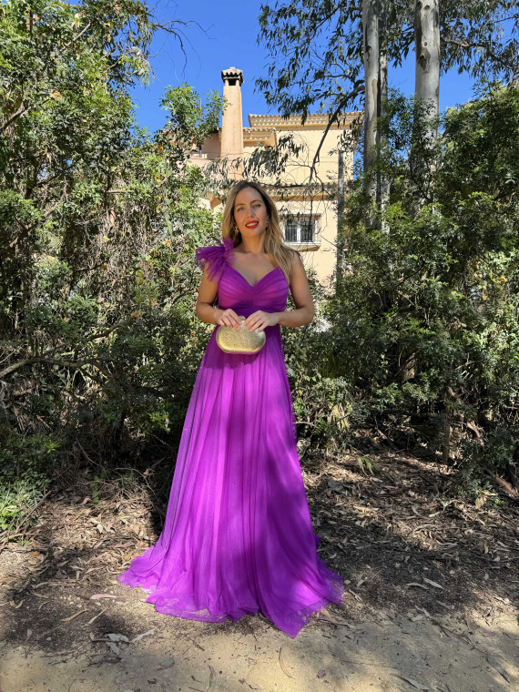 Vestido largo de fiesta en tejido de tul color buganvilla.