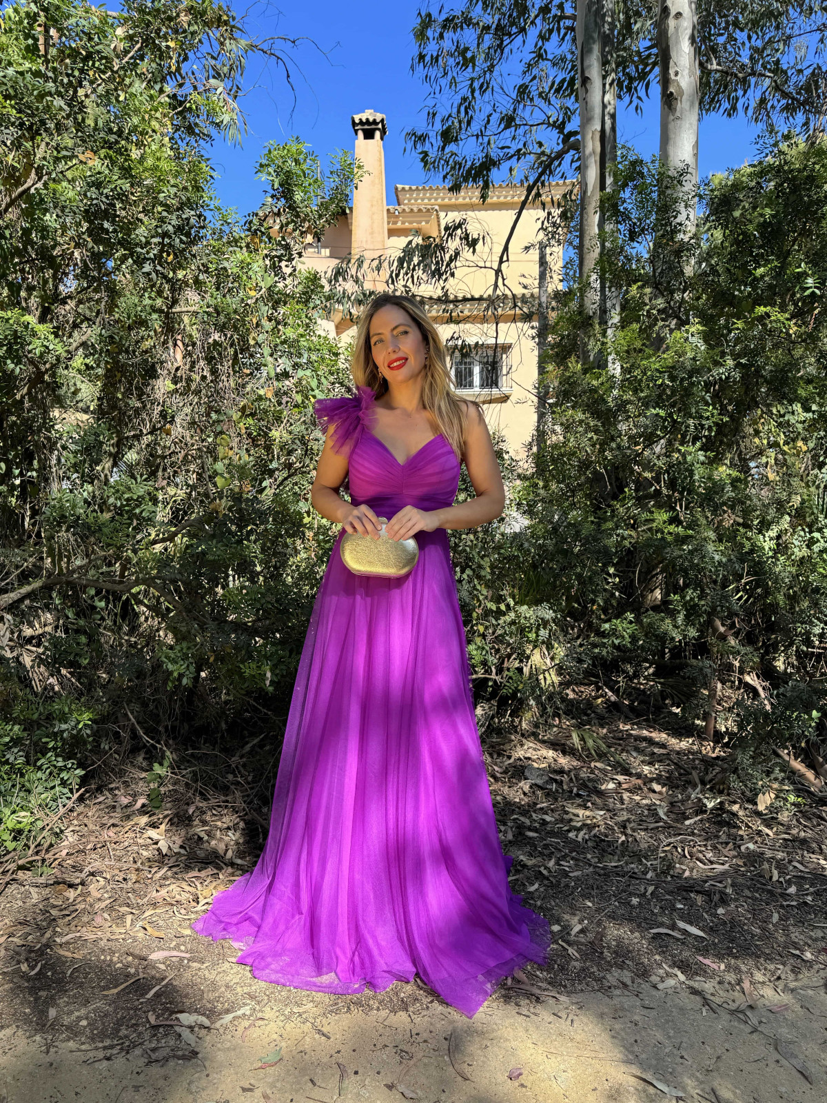 Vestido largo de fiesta en tejido de tul color buganvilla.