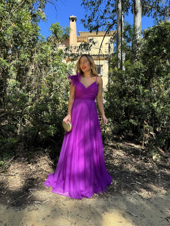 Vestido largo de fiesta en tejido de tul color buganvilla.