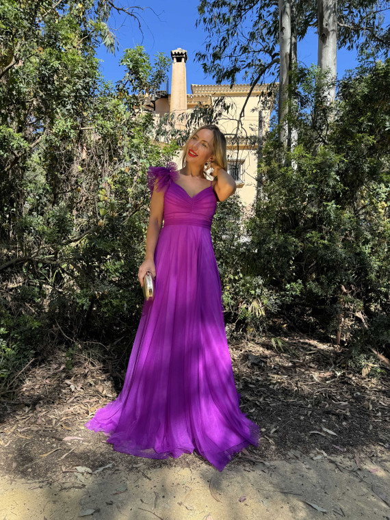 Vestido largo de fiesta en tejido de tul color buganvilla.