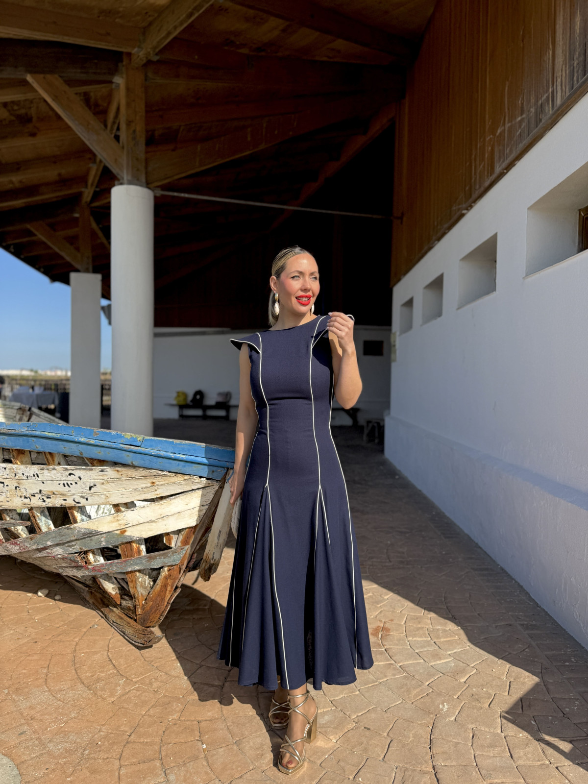 Vestido de fiesta midi en color azul marino