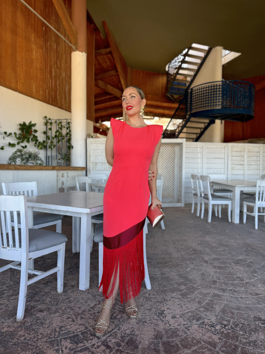 Vestido midi en color coral, un modelo elegante.
