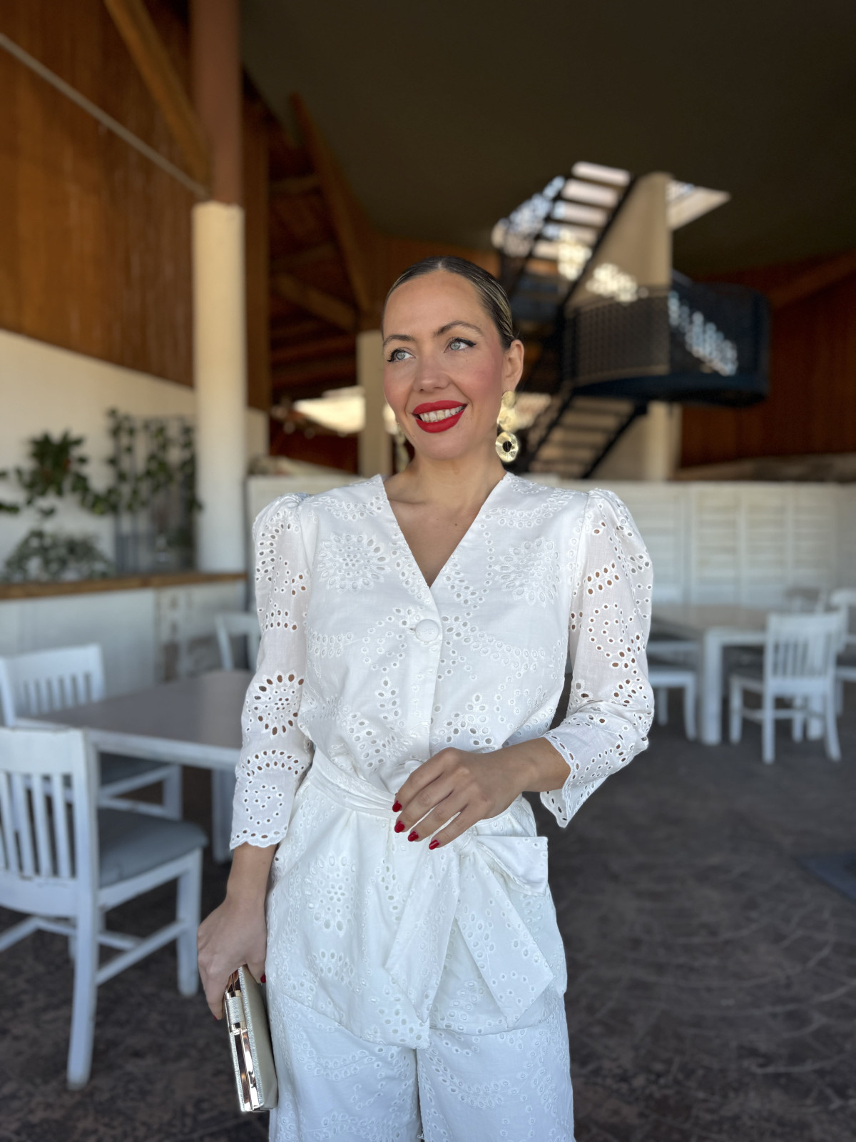 Conjunto de fiesta en tejido perforado color blanco.