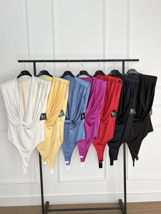 Body negro de tejido elástico escote profundo con hombreras.