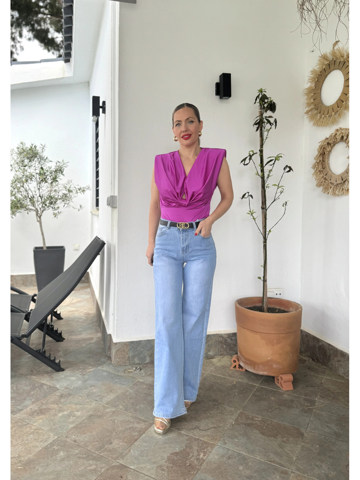 Body negro de tejido elástico escote profundo con hombreras.