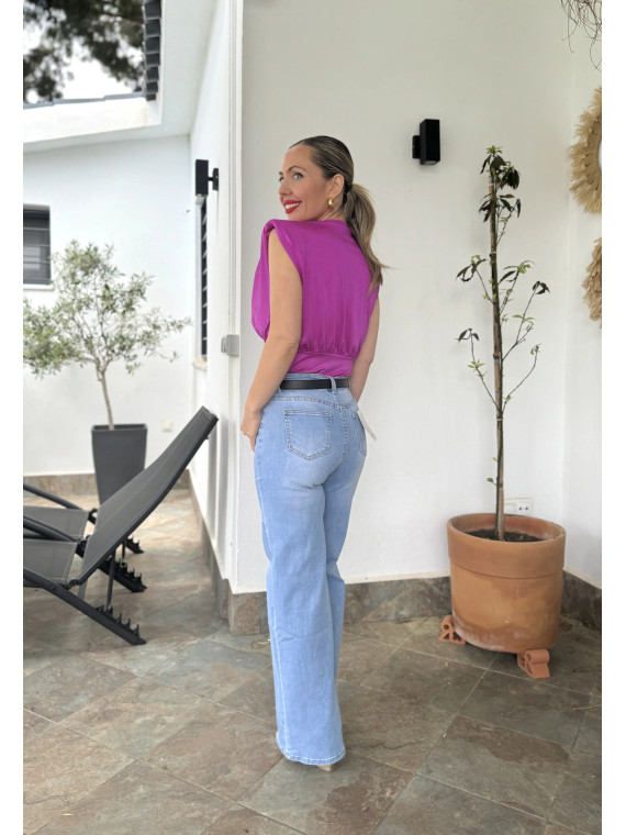 Body negro de tejido elástico escote profundo con hombreras.