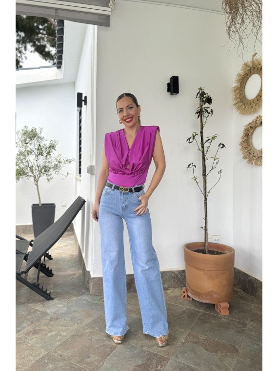 Pantalón vaquero estilo recto. Pantalón vaquero estilo recto.