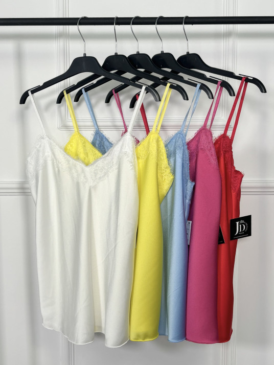 Lencera satinada con encaje en el pecho.