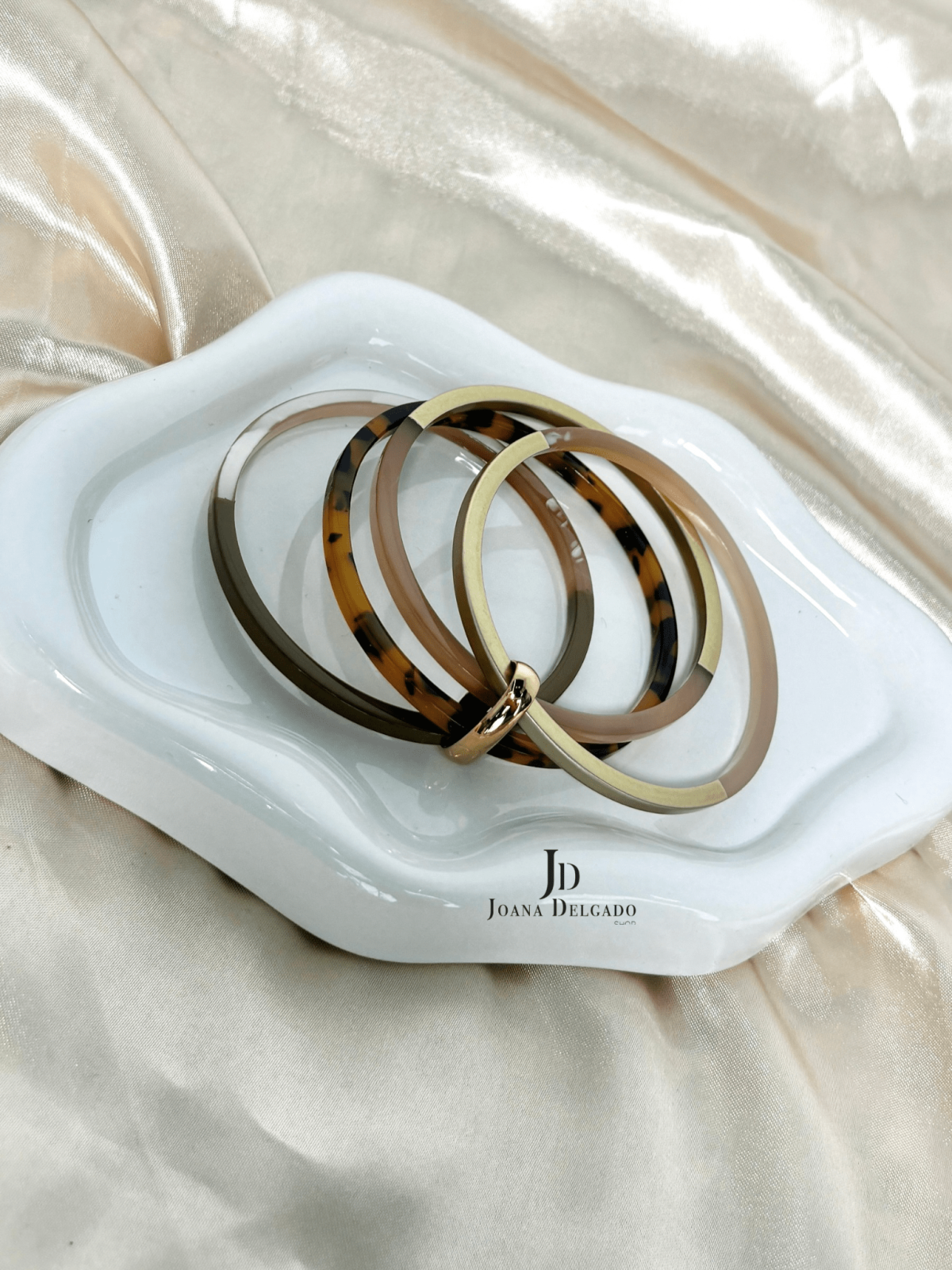 Pulseras rígidas con estampado carey y detalles dorados