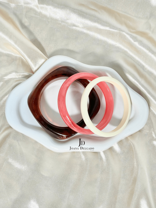 Pulseras rígidas de en tonos rosa y marrón y beige