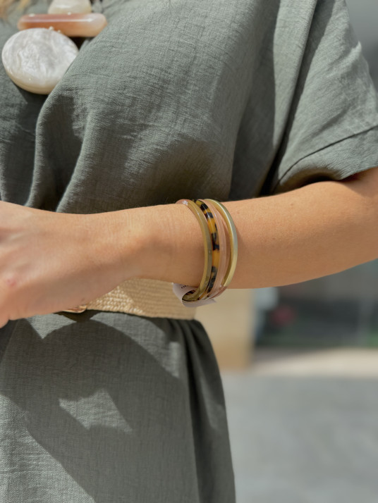 Pulseras rígidas, con estampado carey y detalles dorados