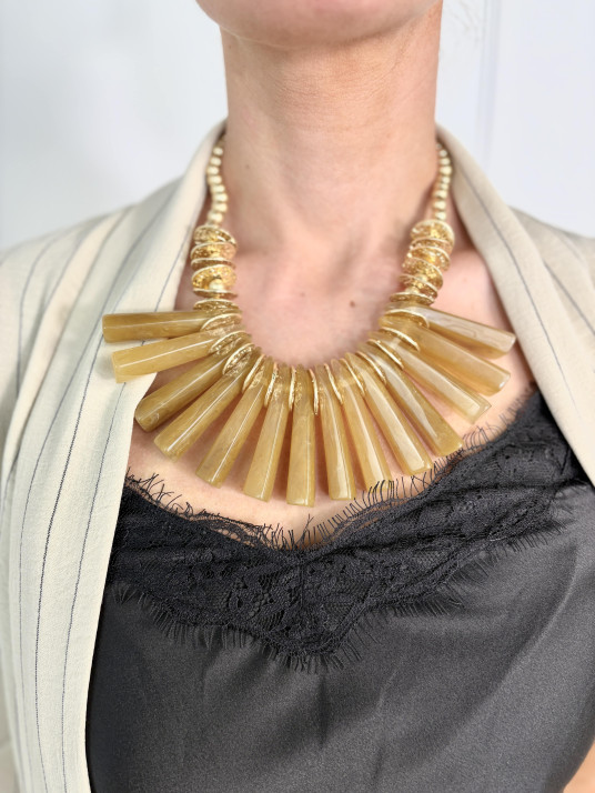 Collar rígido compuesto por módulos de resina sintética