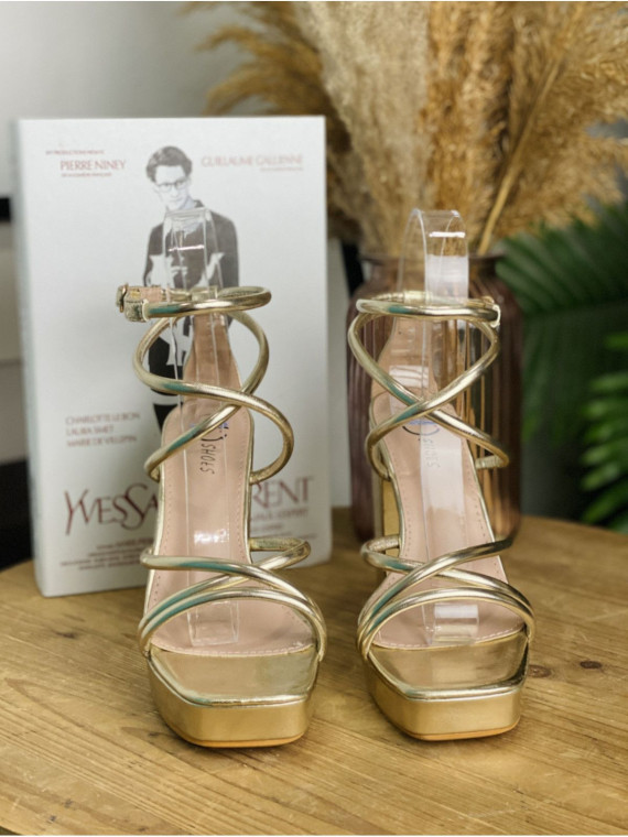 Sandalia de tacon dorada ideal para cualquier look.