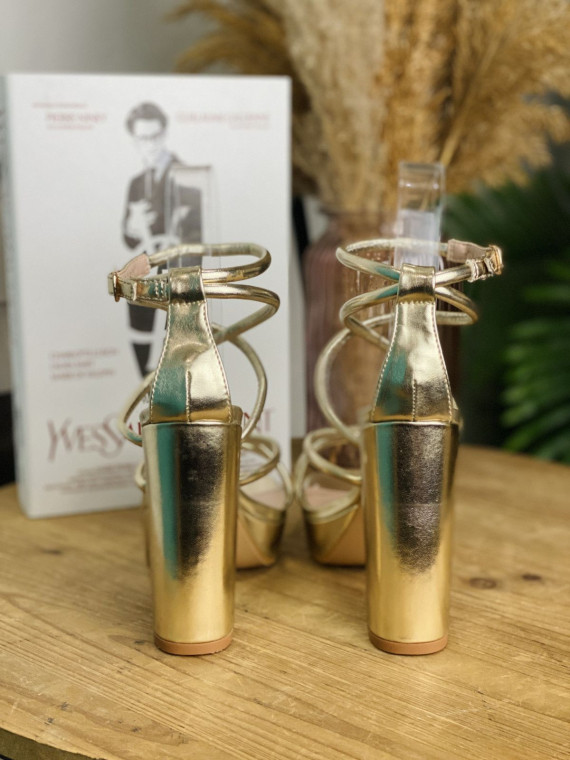 Sandalia de tacon dorada ideal para cualquier look.