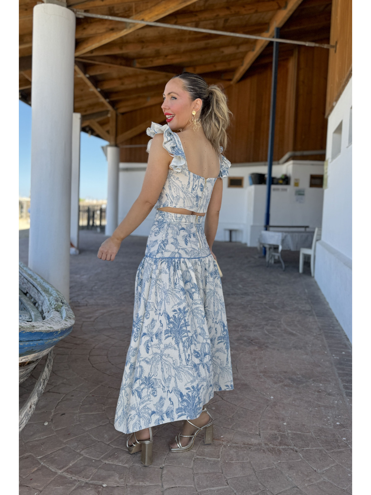 Conjunto de dos piezas compuesto por top y falda  de vuelo.