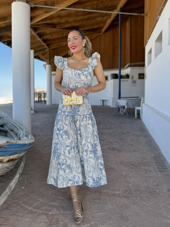 Conjunto de dos piezas compuesto por top y falda  de vuelo.