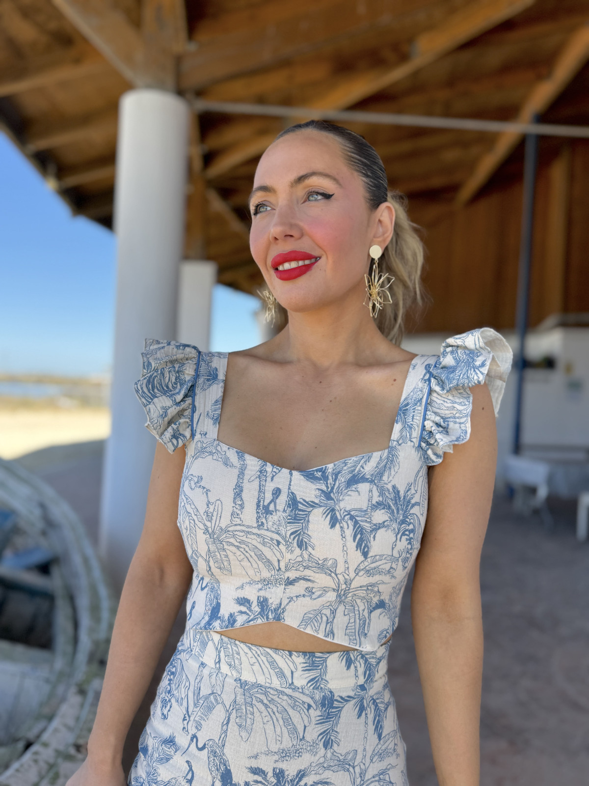 Conjunto de dos piezas compuesto por top y falda  de vuelo.