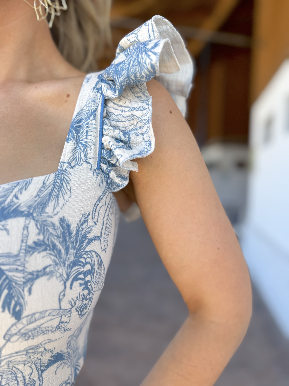 Conjunto de dos piezas compuesto por top y falda  de vuelo.