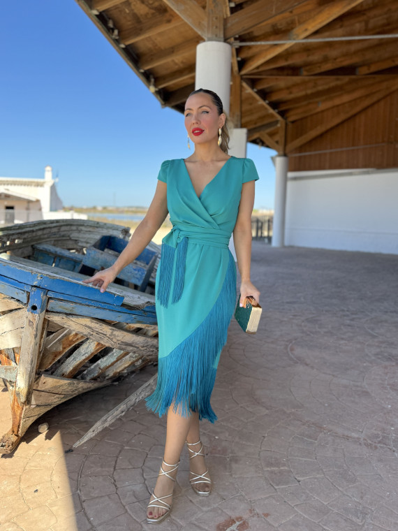 Vestido midi de fiesta con corte en la cintura y manga corta.