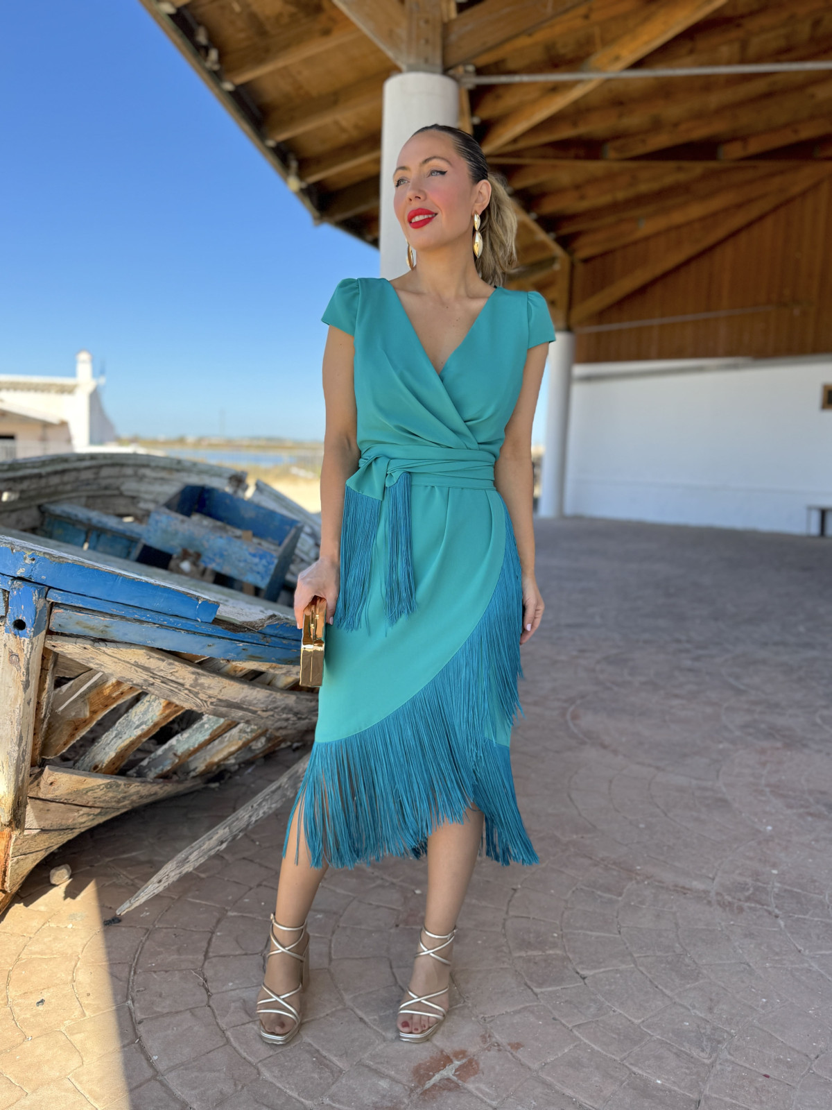 Vestido midi de fiesta con corte en la cintura y manga corta.