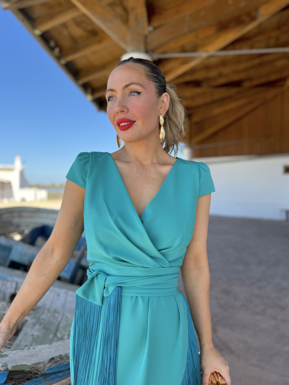 Vestido midi de fiesta con corte en la cintura y manga corta.