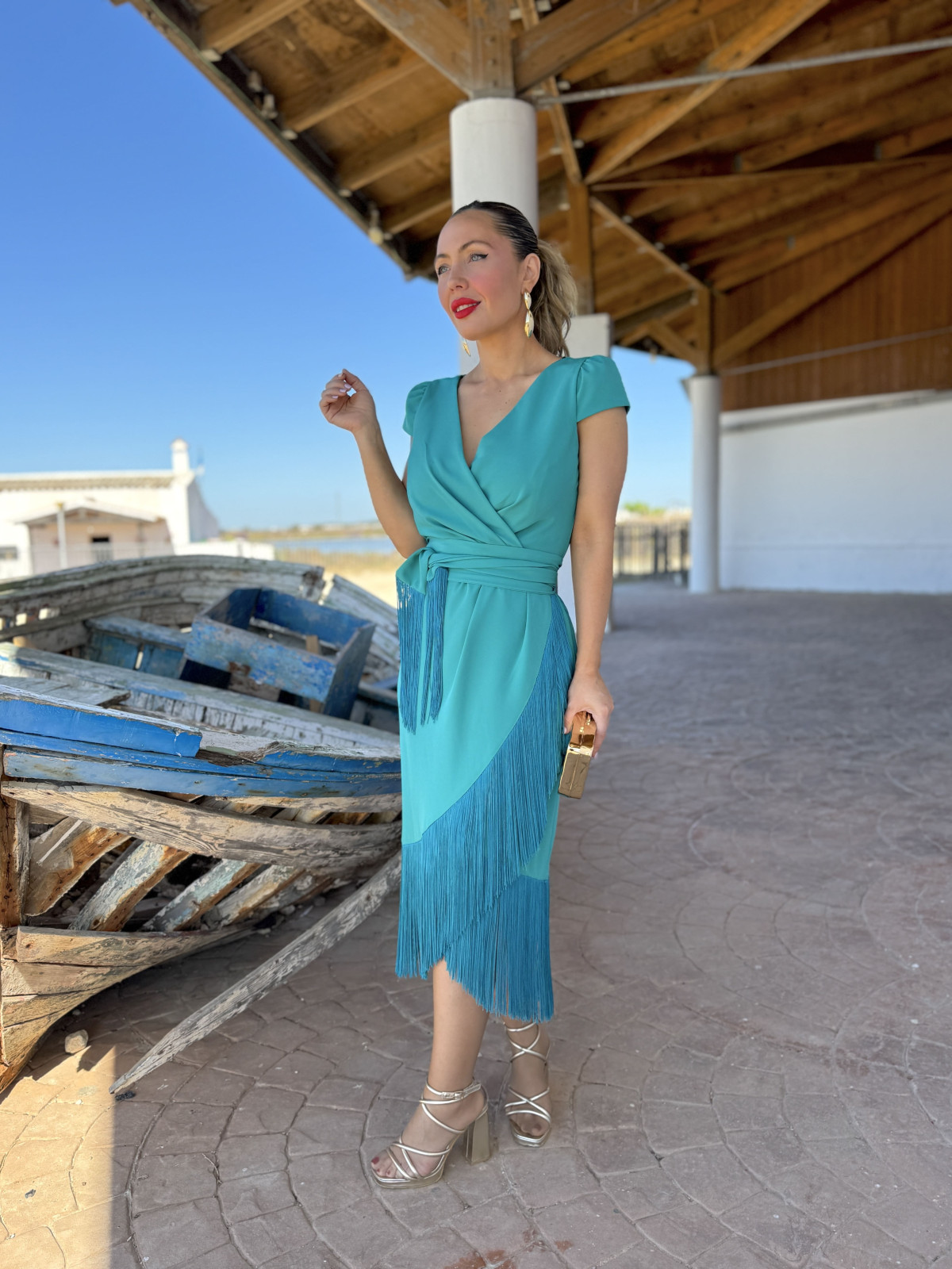 Vestido midi de fiesta con corte en la cintura y manga corta.