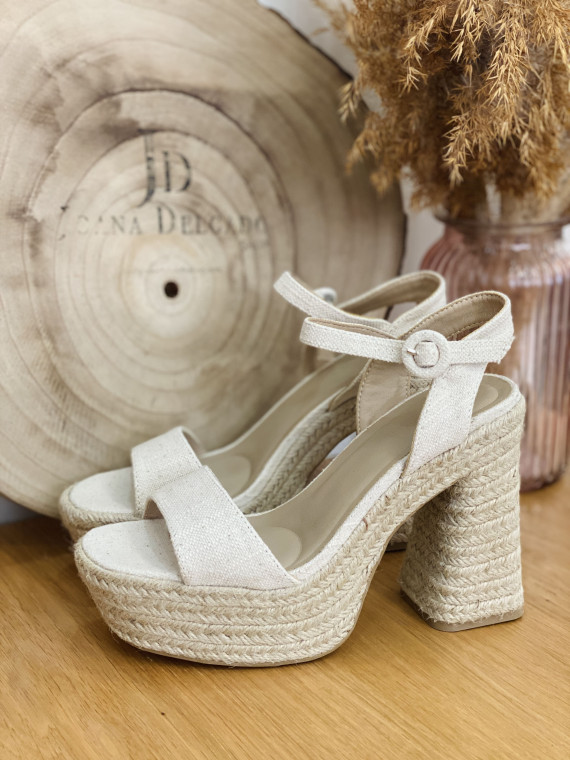 Sandalia de yute con tacón y plataforma delantera.