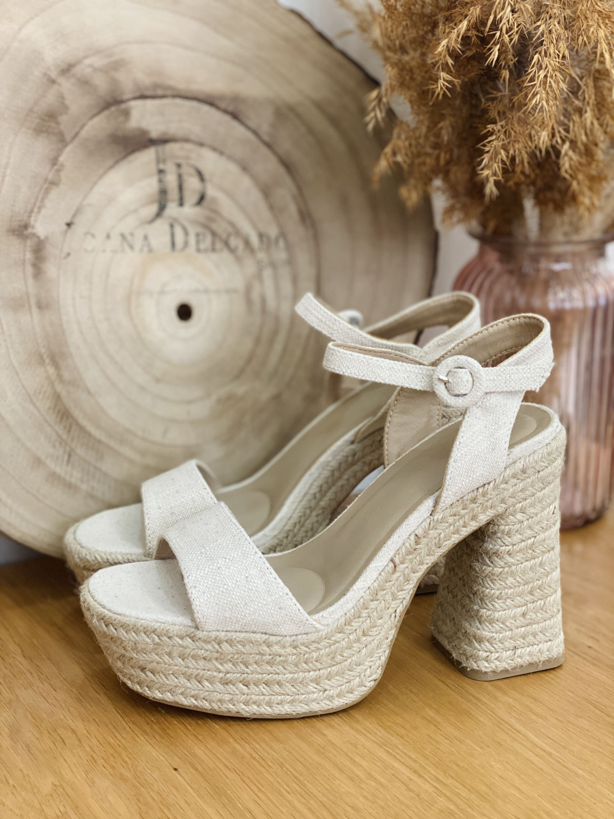 Sandalia de yute con tacón y plataforma delantera.
