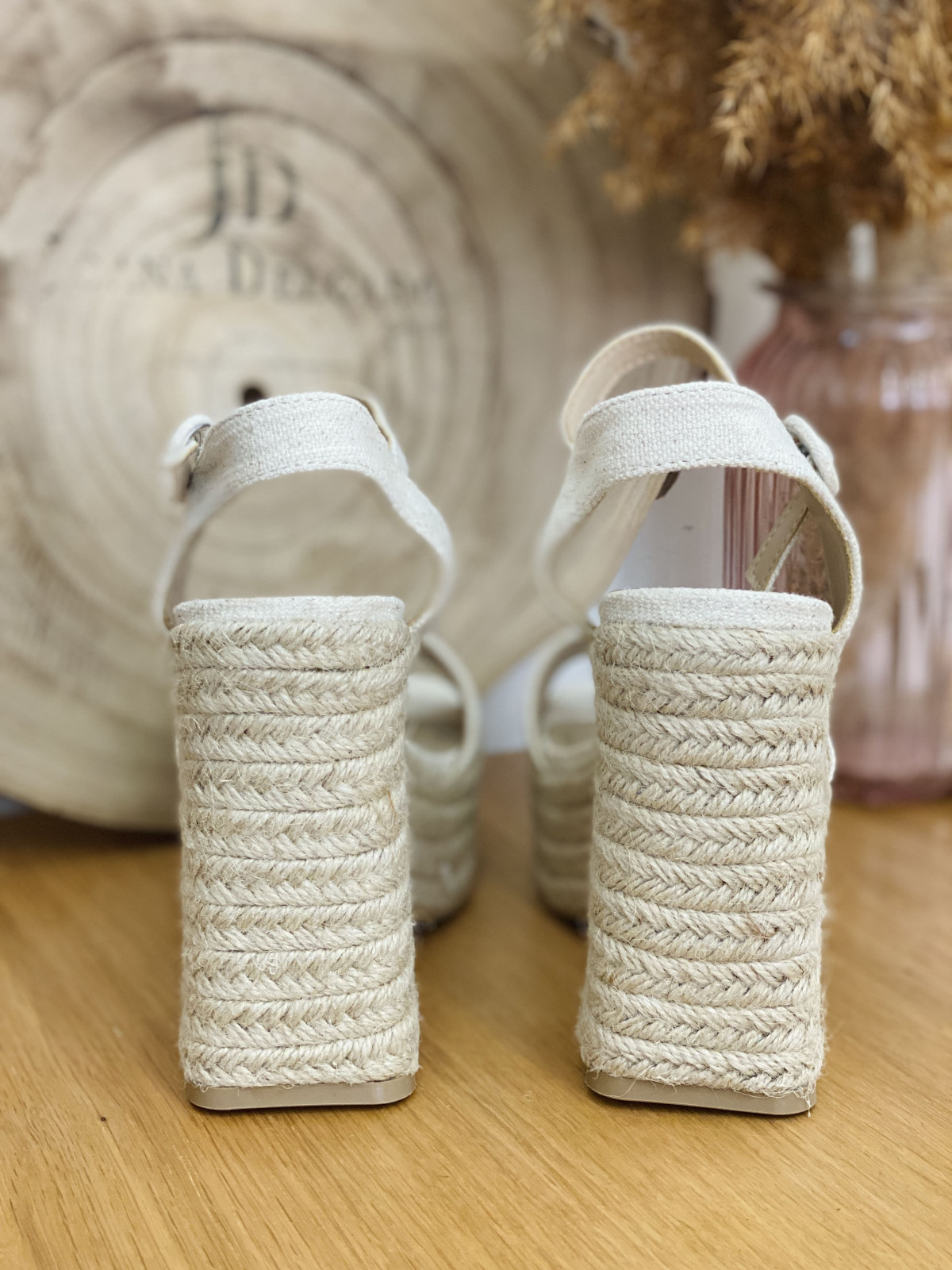 Sandalia de yute con tacón y plataforma delantera.